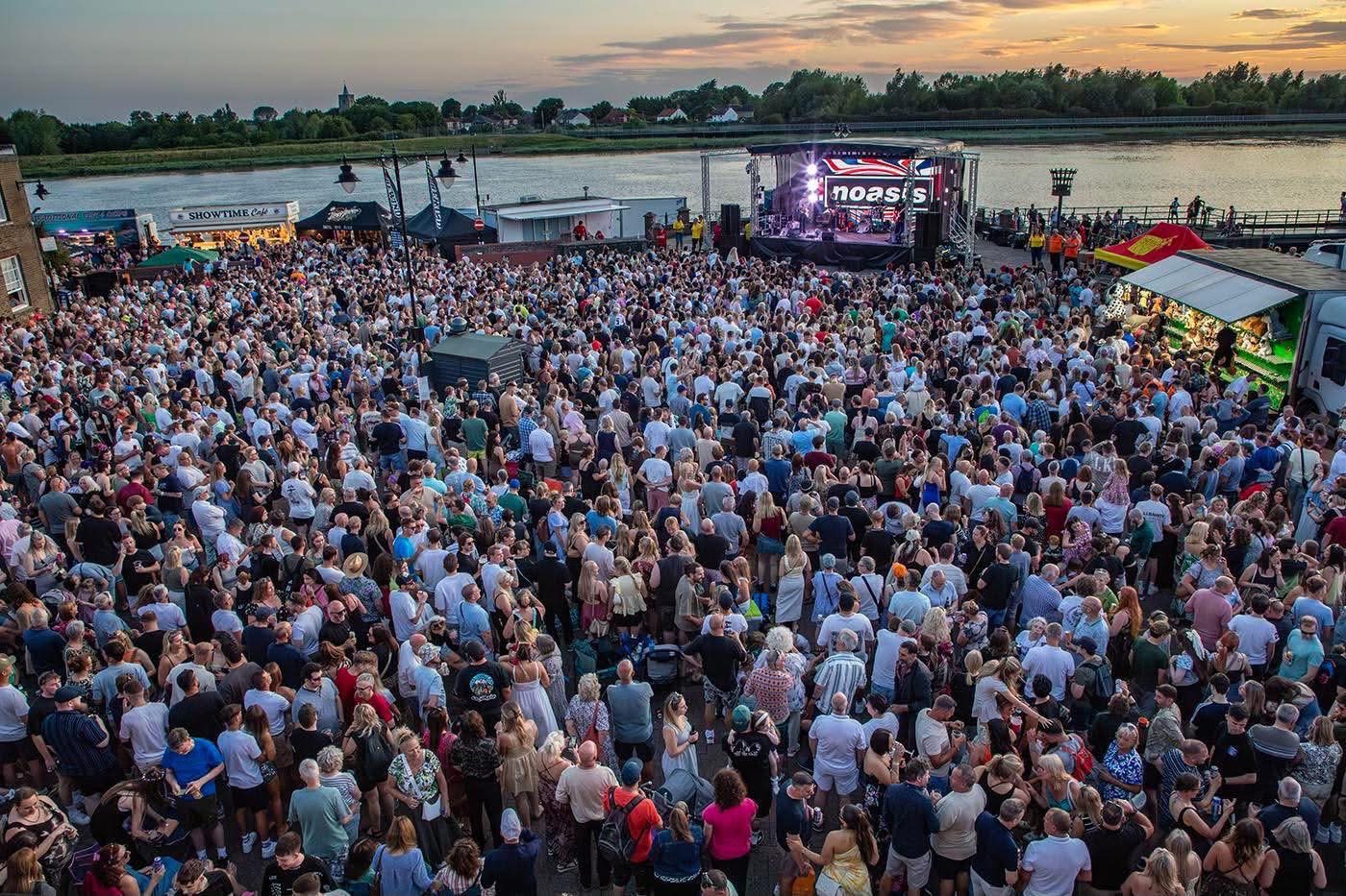 Noasis play to a huge crowd